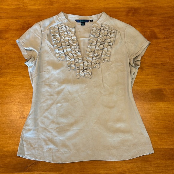 BODEN SILK BLOUSE WOMEN’S SIZE 10 EUC 100% SILK Pale Grey Gray V-Neck Ruffle 🩶 - Picture 1 of 16